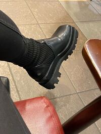 大至急です 今こんなブーツを履いていますが かかとが靴擦れしてしまい死ぬ Yahoo 知恵袋