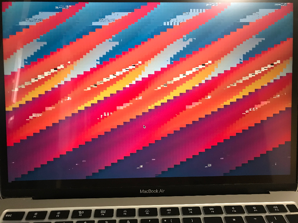 本日 Macbookairの画面表示が バグのようになる おか Yahoo 知恵袋