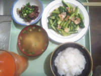 みなさん朝ごはんはなんでしたか？...僕は先日58円で買った小松菜を半分ベーコンとソテーしました箸休めは作り置きのマグロの生姜煮です...美味しかったです❤。 