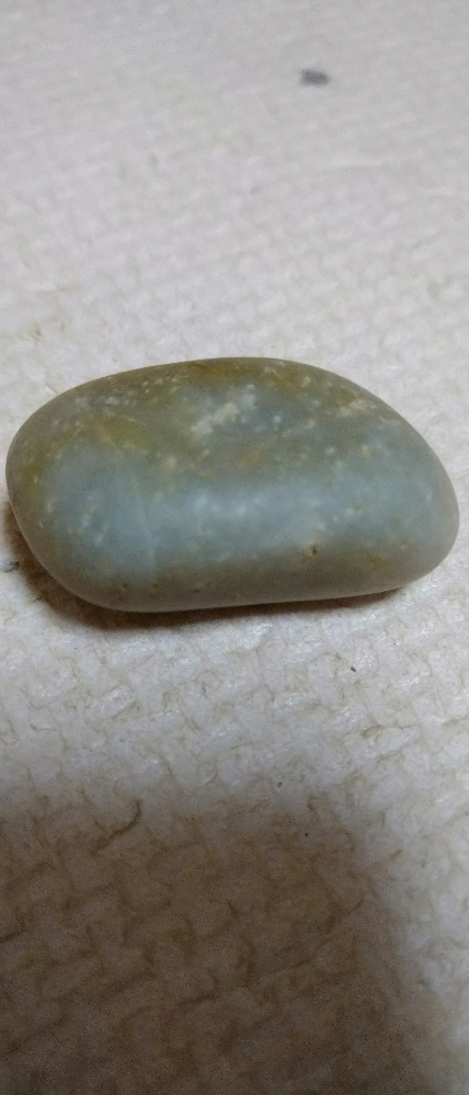 子供が公園で石を拾ってきました。不自然なほどすべすべで気になり
