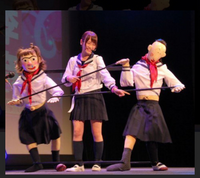 質問です 宴会やtvで芸人さんがよくやっている 真ん中に人がいて Yahoo 知恵袋