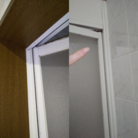 風呂場の扉が壊れてしまいました。 我が家の風呂場はワンセットみたいで、扉だけ変えることが出来ないみたいです(昔に言われました)。

外側はネジがありますが内側は天井と壁と繋がっておりネジがありません(指がある方)。


風呂場まるごと変えるにはお金が結構かかりますし、扉だけのために払うのがおしいです。

突っ張り棒でカーテンみたいに作ろうかなと思うのですが変と言うか危ないことはないでしょうか？