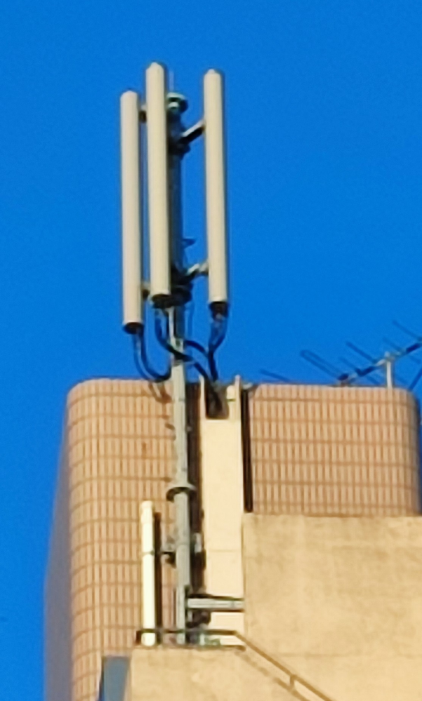 このマンションの屋上にあるアンテナはdocomoの5Gのものですか 