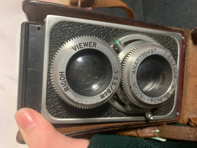 祖父の形見として、この二眼カメラを貰えることになりました。使えるかは修理に出してみないと分からないそうですが、使えるなら遣いたいです。 1.フィルムはどのようなものでまだ売っているのか 2.白黒...