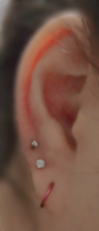 ピアスを開けたのですが 位置が客観的にみてどうか知りたいです Yahoo 知恵袋