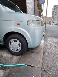 タイヤは完全に敷地に入っています。車体は側溝蓋より道路には出ていません。... - Yahoo!知恵袋