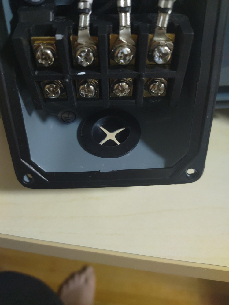 失礼します。三相200vモーターを家庭用の100v電源で動かすことはでき