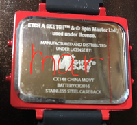 外国の腕時計です
電池交換可能と商品説明の所に書いてありましたが
どうやって取り外せばいいんですか？ 
