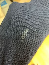 制服のカーディガンに1年前に付いた接着剤の汚れ、今からでも自宅  