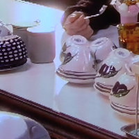 ドラマ 「恋です！～ヤンキー君と白杖ガール～」の
喫茶店で使われているカップですが
どちらのブランドか わかりますでしょうか？

両方です。 