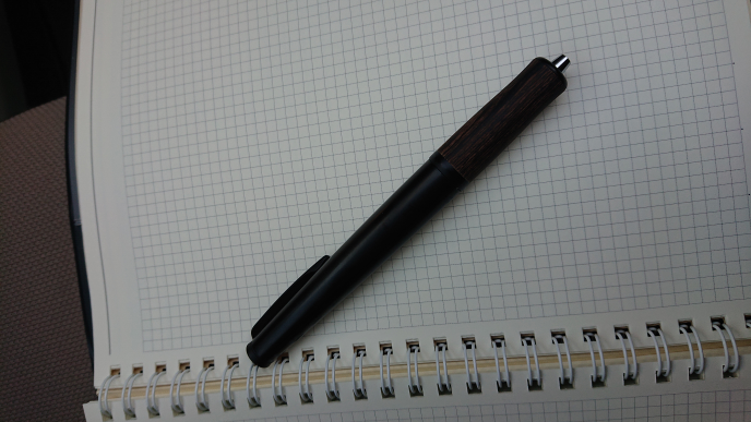 ボールペンの故障について - 持つところを回してペン先を出す