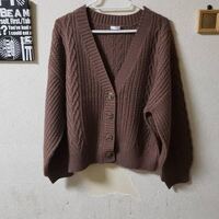 女性です このカーディガンの中にスーツの時用のシャツを着たら変でし Yahoo 知恵袋