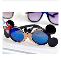 ディズニーランドでサングラスが売っている場所はどこですか ワー Yahoo 知恵袋