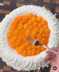 インスタでたまにこんな動画を見かけるんですが この大量の卵の黄身が白い粉 Yahoo 知恵袋