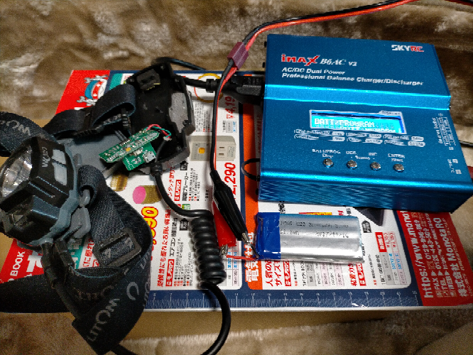 ヘッドライトが充電できなくなったので、ラジコンの充電器で復活させたいのですが、電池の種類がわからず、どのモードにしたらいいかわかりません。おそらく、リチウムイオンかリチウムポリマーのどちらかとは...