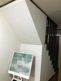 こちらの壁 壁紙を貼り替えたいのですが素人が貼るのにどのようなやり方をし Yahoo 知恵袋