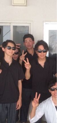 僕はイケメンですか 僕だけサングラスかけてない理由は か Yahoo 知恵袋