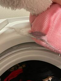 洗濯機を回したらこのようなことになったのですが何が原因かわかる方いらっしゃいますか？ 前にもスウェットを洗濯した時に溶けてました。今回は中のプラスチックが割れてかけてます。これはメーカーに問い合わせるべきでしょうか？