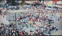 最近のドラマで、90年代の渋谷のスクランブル交差点で撮影している物は、どうやって背景を表現しているのですか？グリーンバックですか？それにしては、セットが広すぎるように感じます。 画像はNetflixの全裸監督ですw