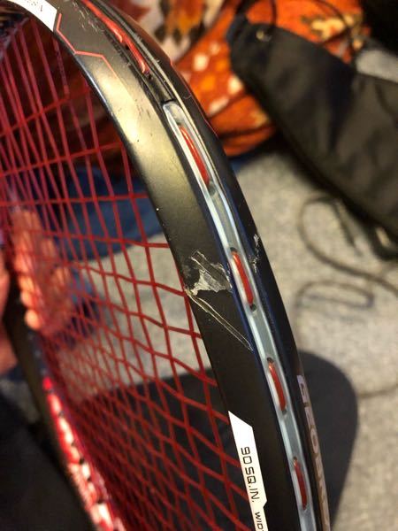 ラケットにひびが入ってしまいました。画像の通りです。引退まであと5