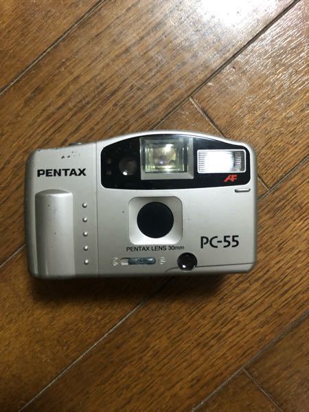 カメラ、古いカメラです使用出来るか分かりません。 家にあった古いフィルムカメラを使いたいのですが、フィルムを