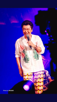 桑田佳祐さんが ｊｔｂのコマーシャルで着用している白地のアロハシャツですが Yahoo 知恵袋