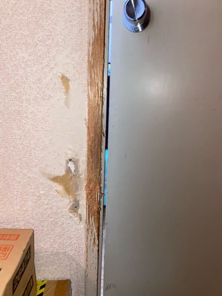 猫に爪研ぎをされ、ドアの枠と壁紙がボロボロになってしまいました。 修繕のやり方を教えてください。 DIYでなるべくお金をかけずにやりたいです。 よろしくお願いいたします。