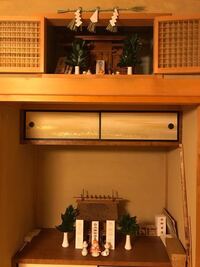 神棚のお札の飾り方についてです 正月を控え 新しいお札にしました Yahoo 知恵袋