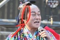 松平健のマツケンサンバを始め、この手の衣装の時カツラにつけるこの紐は何で... - Yahoo!知恵袋