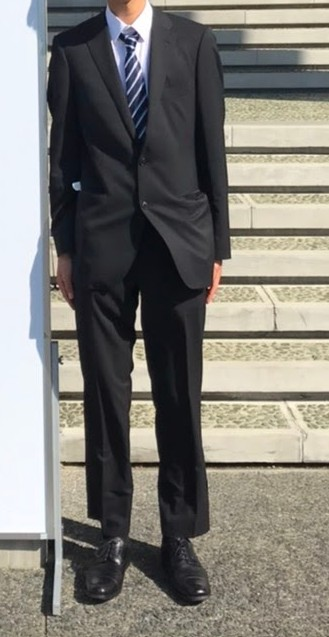 成人式の黒スーツについて質問です 成人式に大学入学時に買った黒い無地のス Yahoo 知恵袋