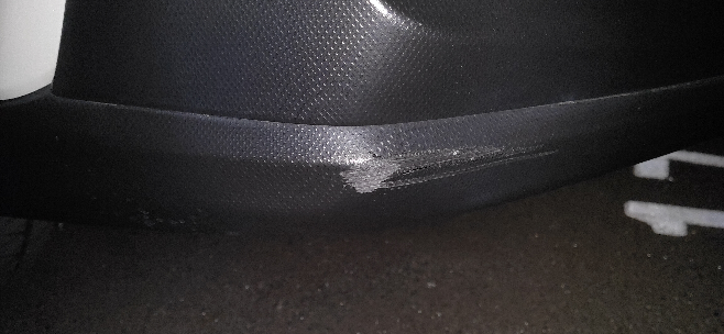 愛車の右側バンパーに身に覚えのない傷が付いていました。 - これは 
