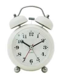 画像のダイソー目覚まし時計５００円のと市販品の１５００円前後の目覚まし時計の違いは何ですか? 