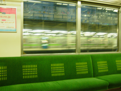 2004 年に、東京にある泉岳寺駅周辺の電車の中で撮影されたと思われる画像があるのですが、何の車両だと思われますか？ どこを見てなぜそう思うのかについても教えてください。 ※窓の向こうに山手線の電車が止まっているようにも見えるのですが、そうするともしかすると別の場所で撮影された画像かもしれません。