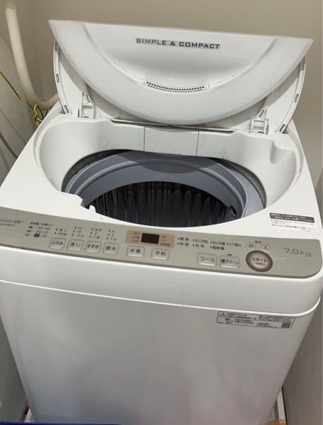 家電 洗濯機 防水パンについて 今度引っ越す予定の家に防水パンがついておらず、こちらで用意する事になっています。 が、いまいちどのサイズを買えば良いのか分からないのでお聞きしたいですm(_ _)m 置く予定の洗濯機は写真のものです 横50 奥行55 (素人採寸なので若干のズレがあると思います) 防水パンを置く場所のサイズは 横78 奥行75 (こちらも素人採寸) ちなみに防水パンの取り付けは業者を呼ばないと難しいでしょうか？自分で取り付けようと思えば出来そうですか？ 詳しい方、よろしくお願い致します。
