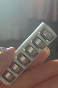 至急 ペンライトのボタン電池なのですが外し方が分かりません どうやって Yahoo 知恵袋