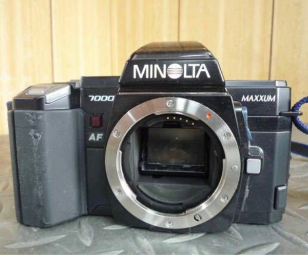 自宅にミノルタのマクサム7000というカメラがあります。このカメラは未来技術遺産に指定されたカメラだそうです。レンズ交換可能な本格的一眼レフとして世界初、本格的プログラムモードの日本を柱としたカメラであり 、当時の人気は凄くて数ヶ月待ちは当たり前で、国内向けのα7000の供給不足が問題化して、上級機種のα9000を大幅に前倒しして販売したり、マクサムは輸出向けブランドであり、国内にも回して供給不足を補ったようです。 でもαシステムは既存のレンズ交換一眼レフとは違い、本格的なオートフォーカス機能はわかるのですが、もう一つの柱である本格的なプログラム撮影モードとは何ですか？ そもそもプログラム撮影モードは、キャノンA1に搭載されて、全自動露出をプログラムという名称が大当たりとなって下位機種のAE-1にも搭載されました。またプログラムモードオンリーのT50もあり、プログラム撮影モードはキャノンの登録商標だと思うのですが、ミノルタα7000の本格的なプログラム撮影モードとは何ですか。