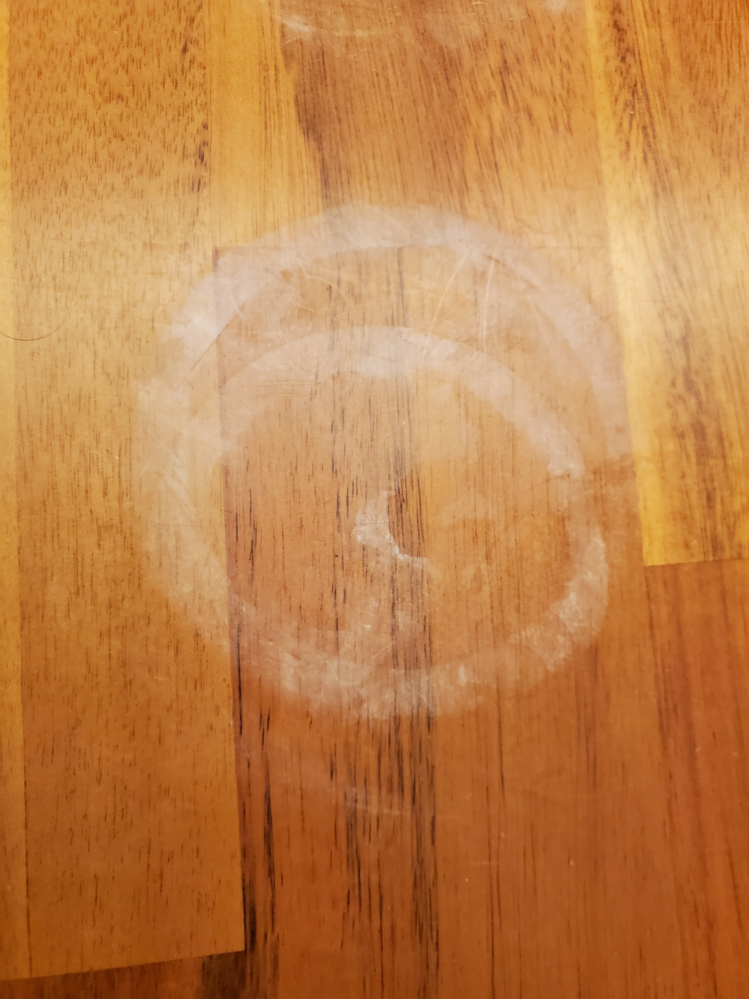 木のテーブルに熱々のマグカップを置いたら白っぽい跡がついてしまったんですが、これって落とし方ありますか！？