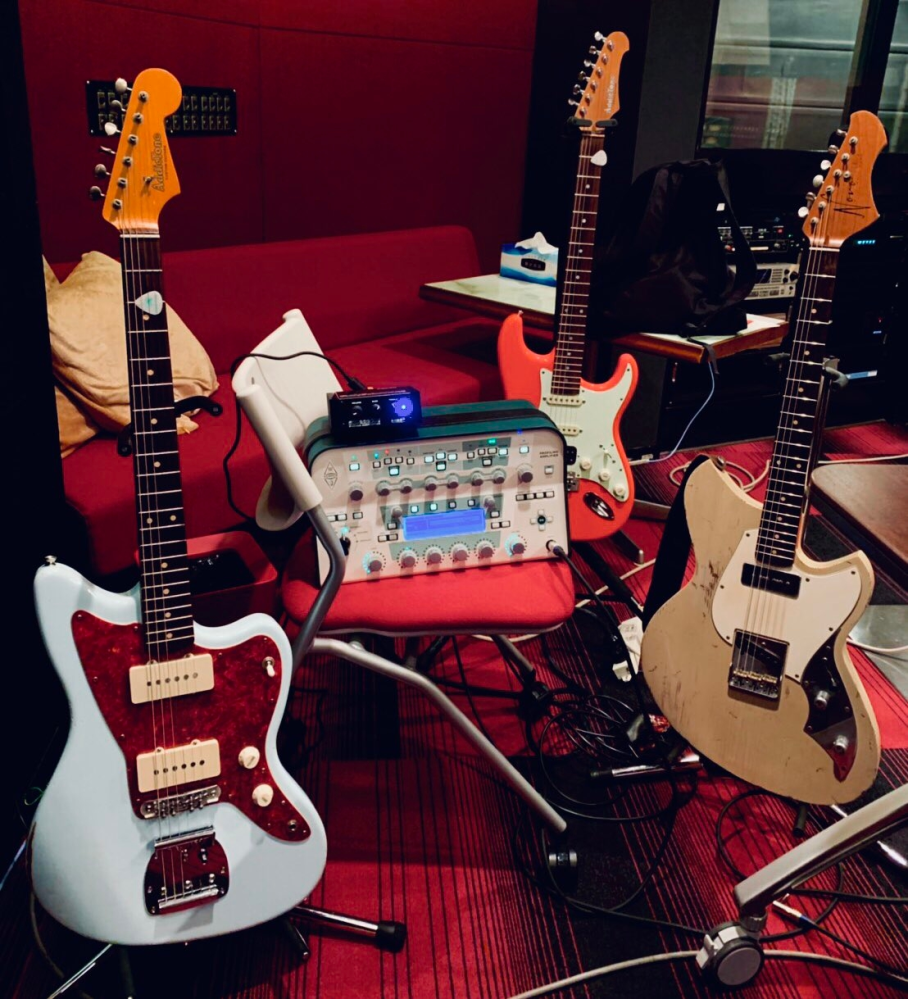 声優の斉藤壮馬がライブなどで使われていたエレキギター3種類のメーカーを知りたいのですが誰か教えて頂けませんか(´；ω；｀)