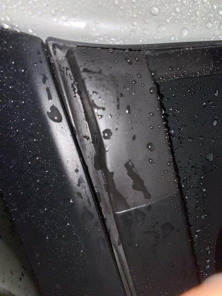 車のフロントガラスのゴムについて再度質問させてください。ディーラーは浮いていても水が入ることはないと言われたのですが、雨が降り若干水が入っている気がします。これは構造上問題ないのでしょうか？水が入らな いと言うのは内部に入らないと言う事なのでしょうか？ ゴムの下に水が入ったら水垢で汚れてしまいますか？