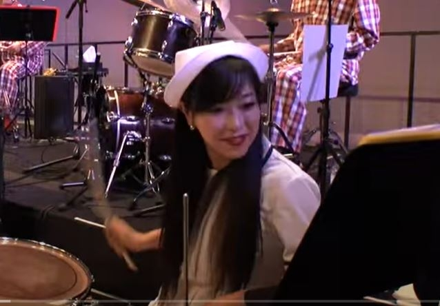 YouTubeで見かけた、仙波清彦とはにわオールスターズ「オレカマ」のなかで ドラムを叩いているこの女性のお名前が知りたいです。上手いし美人さんです