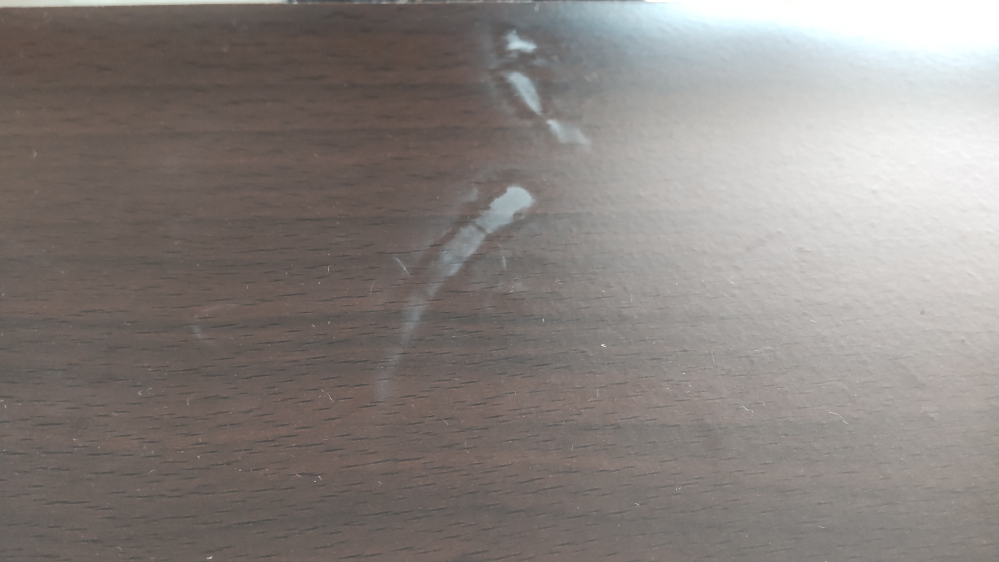 木製製品の表面が白くなります。 対策はありますか？ 引っ越しをしてから、机やベッドの木製部分が白くなるようになりました。 机は部分的に(写真参照)、ベッドは全体的に。 寒い地方なので寒暖差でニスが浮いた？ 湿度は低すぎるので加湿器つけているが、もしやカビ？ 色々調べたのですが、わかりません。 ティッシュで拭けば簡単に落ちますが、何度も繰り返すので、根本的に対処したいです。 わかる方、教えてください。 宜しくお願いします！ ＊窓ガラスもうっすら白いのついてます。 触っても匂いはなく、指先に白いものが着き、チョークの粉みたいな感触？です。