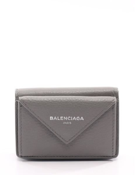 バレンシアガの三つ折りこミニ財布の後ろはどうなっているのでしょうか？ インスタグラマーがよく持っている写真のものです。 画像検索しても出てこないのでよければ見せていただけると嬉しいです。