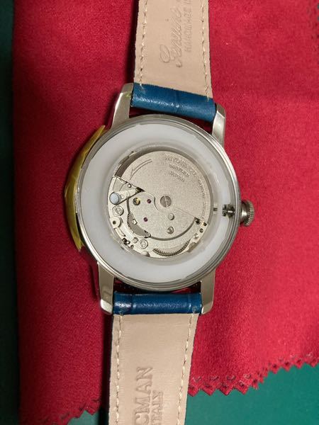 腕時計ブランド ロックマンの1960オートマチックを購入したのですが中のムーブメントがミヨタでした。本来自社ムーブメントSIO1が搭載されているはずです。 ネットの腕時計専門の通販サイトで購入し...