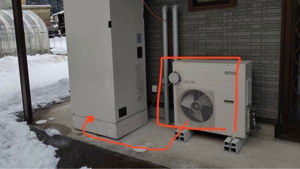 【寒冷地でのヒートポンプユニットのドレン排水処理について】 温水器からエコキュートへの取り替えで、ヒートポンプ側のドレン排水が無く、コンクリートの上なので垂れ流しが適していません。 写真のエアコンの室外機を外してその場所にヒートポンプユニットを設置予定です。 現状は塩ビ菅で、元々ある温水器の排水管にまとめて流そうかと考えてますが、寒冷地ですので露出配管が凍って上手く排水できないでしょうか？ 他に良い方法があれば教えて頂きたいです。 よろしくお願いします。