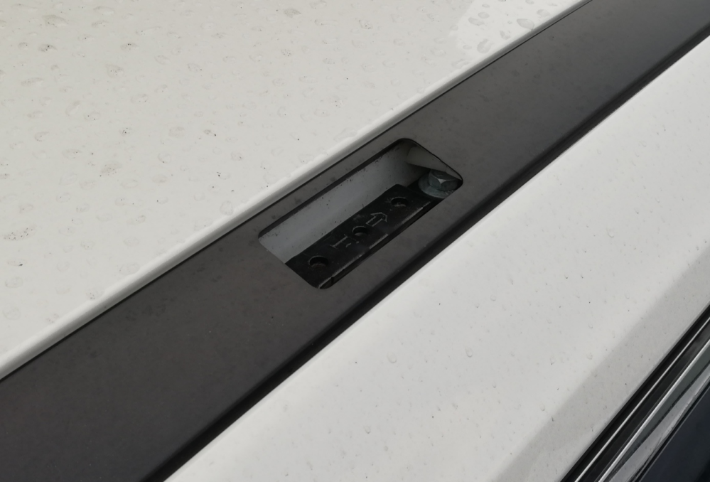 洗車中にエクストレイルのルーフレール取り付け箇所のフタ?が外れてしまったのですが、簡単に取り付けられるものでしょうか? 穴に嵌めようとしても中に落ちてしまって、取り付けできないです。