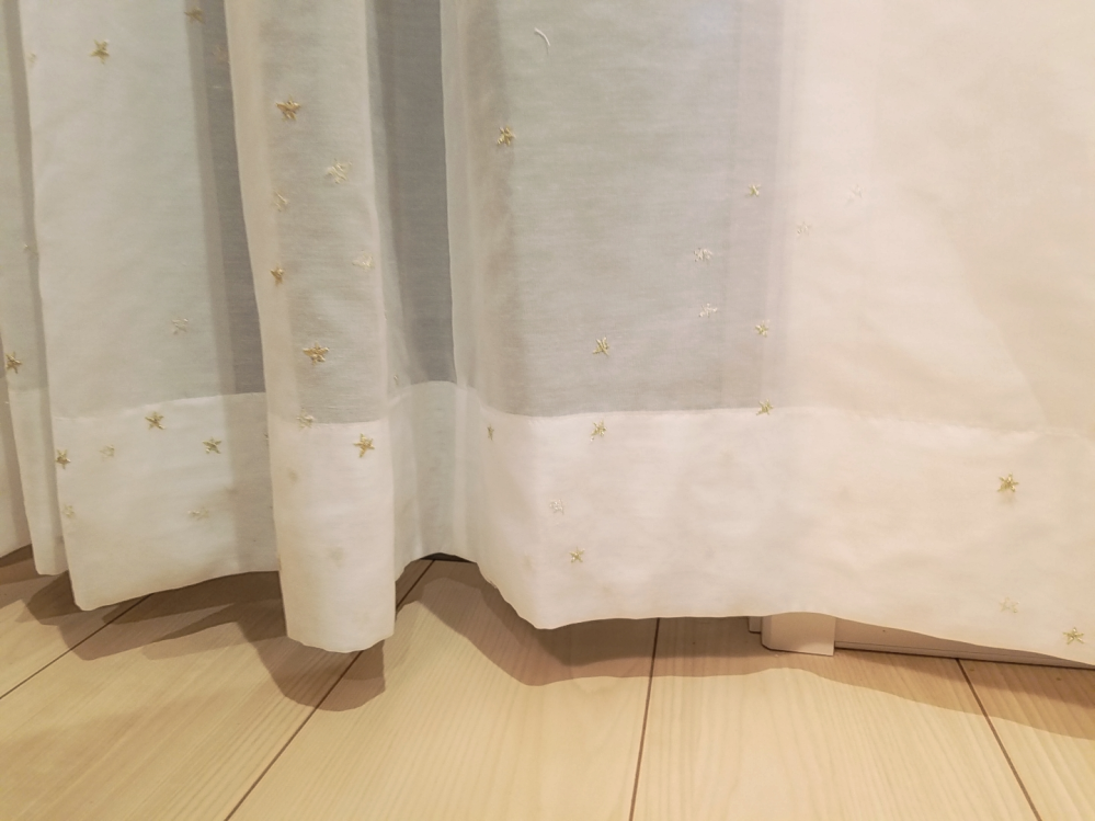 カーテンを買いましたが、裾の仕上げがオンラインショップの画像と異なっていました。 https://www.unico-fan.co.jp/shop/g/gU43440151180617B0001/ 