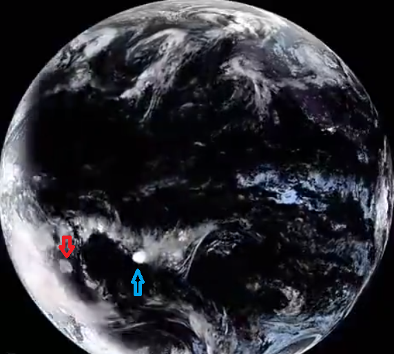 トンガの大噴火と同時に起きた現象？について 画像の赤い矢印がトンガの噴煙で 青い矢印が低気圧による雲です。 トンガの大噴火と同時に 青い矢印の地点で雲が急発達してるように見えます これはトン...