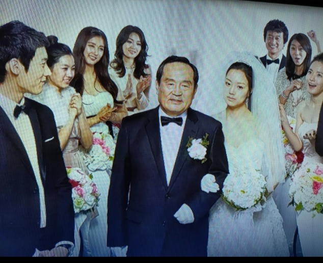 韓国ドラマ【大丈夫！パパの娘だから】を全話見ましたが、画像のようなシーンはありませんでした。 エリョンとヒョッキの結婚式・・・ 見落としでしょうか？それとも、どこかで空想した場面？とか