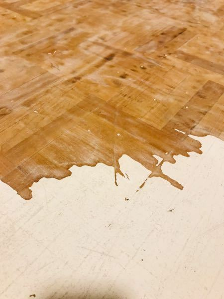 DIY、床の塗装を剥がすための剥離剤について 画像にある床の塗装（油性）をネオリバーという剥離剤を使って剥がすことを検討しているのですが、そもそもこの商品は画像の床に使用できる物（効果有）でしょうか？ 皆さんの知識を貸してください。
