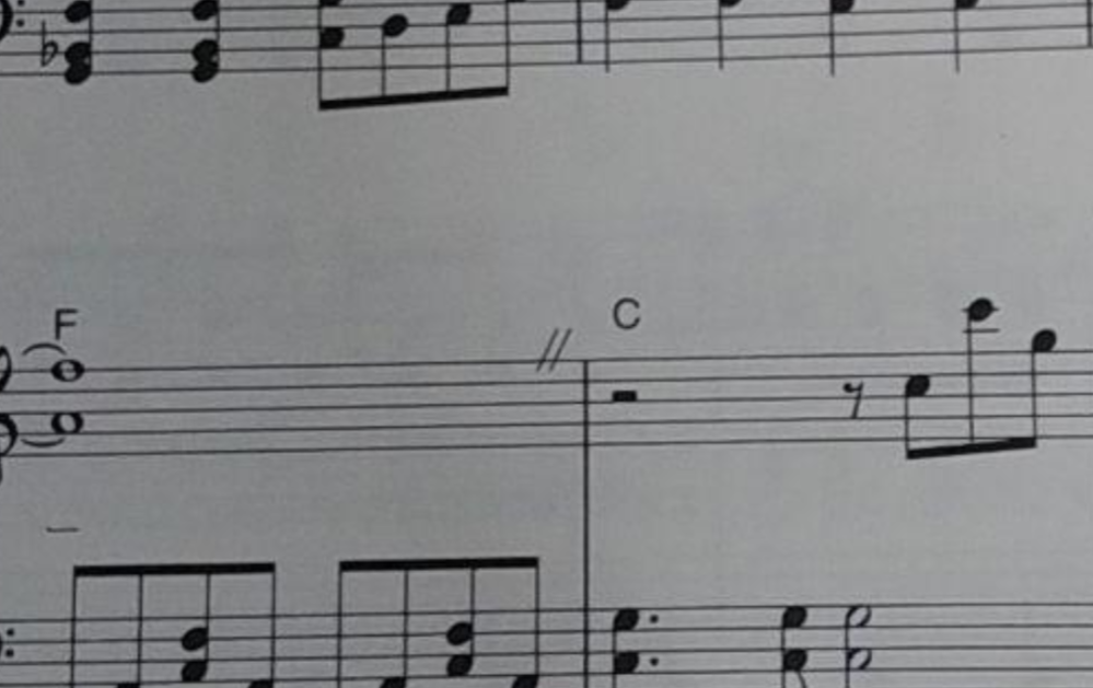 ピアノの楽譜の記号についてです。 画像中央当たりの2本線は何の記号なんですか？